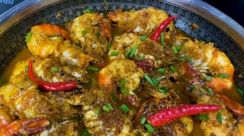 Nồi tôm càng xanh kho tàu đang sôi liu riu trên bếp tỏa mùi thơm nức