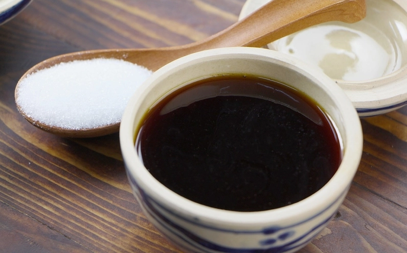 Nồi vịt kho gừng đang sôi liu riu trên bếp với màu sắc vô cùng hấp dẫn