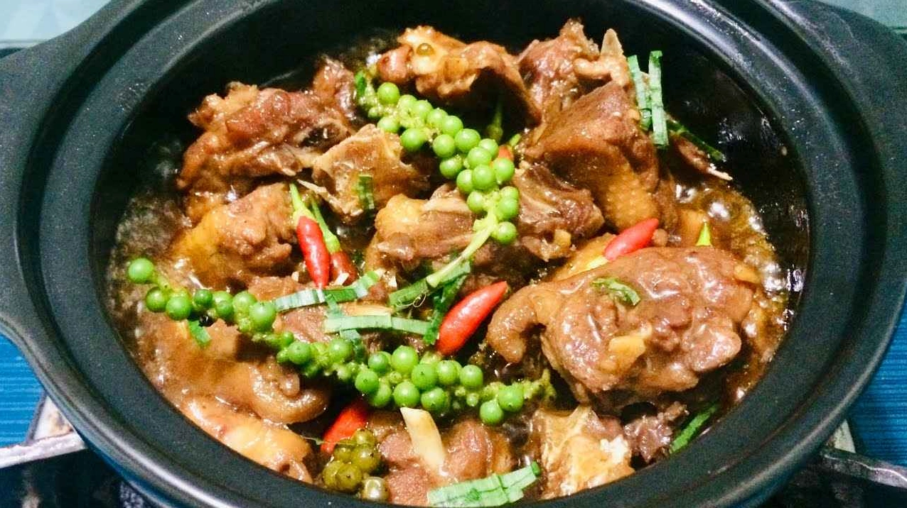 Nồi vịt kho sả ớt đang sôi