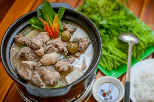 Nồi vịt om sấu đang sôi sùng sục tỏa hương thơm ngào ngạt