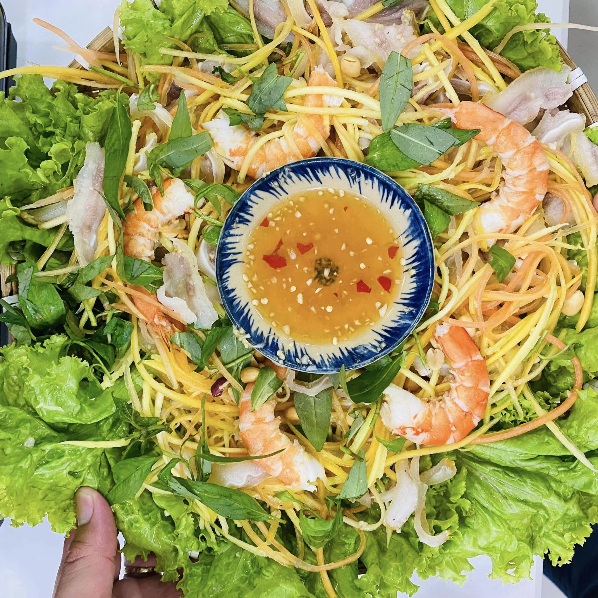 Nộm đu đủ tôm, tai heo là sự kết hợp tuyệt vời của các nguyên liệu giòn ngon