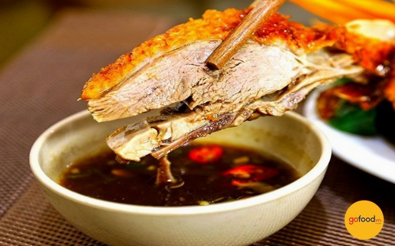 Nước chấm xì dầu tỏi ớt thơm lừng sánh quyện ăn kèm thịt vịt