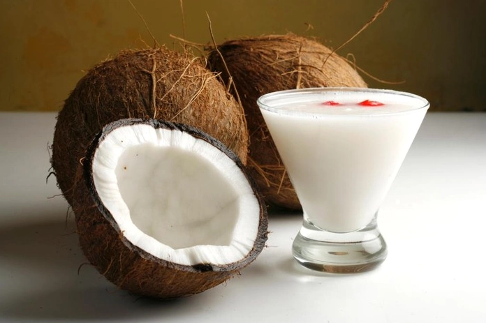 Nước cốt dừa đang được đun trên bếp với lửa nhỏ để không bị tách nước