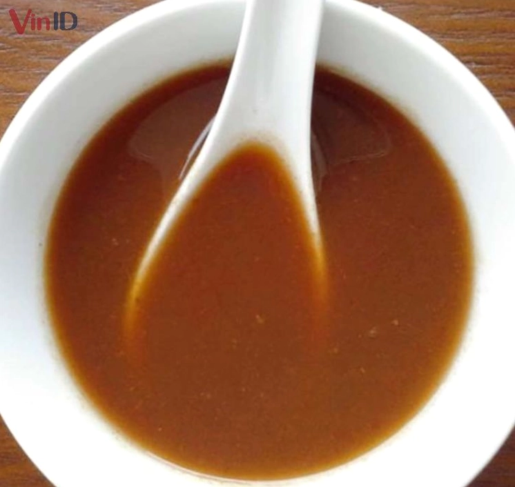 Nước cốt me đang được đun sôi sùng sục trên bếp