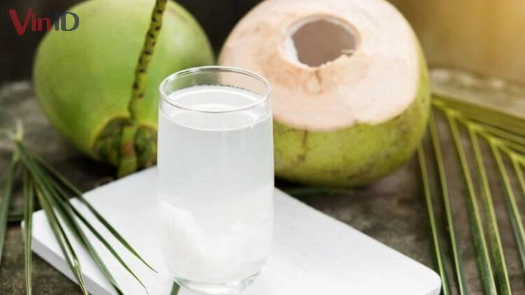Nước dừa tươi được sử dụng để nấu nước lẩu ngọt thanh