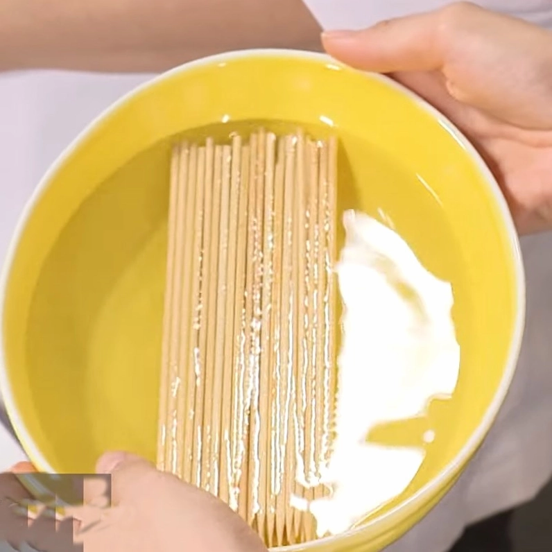 Nướng thịt trên bếp than hồng