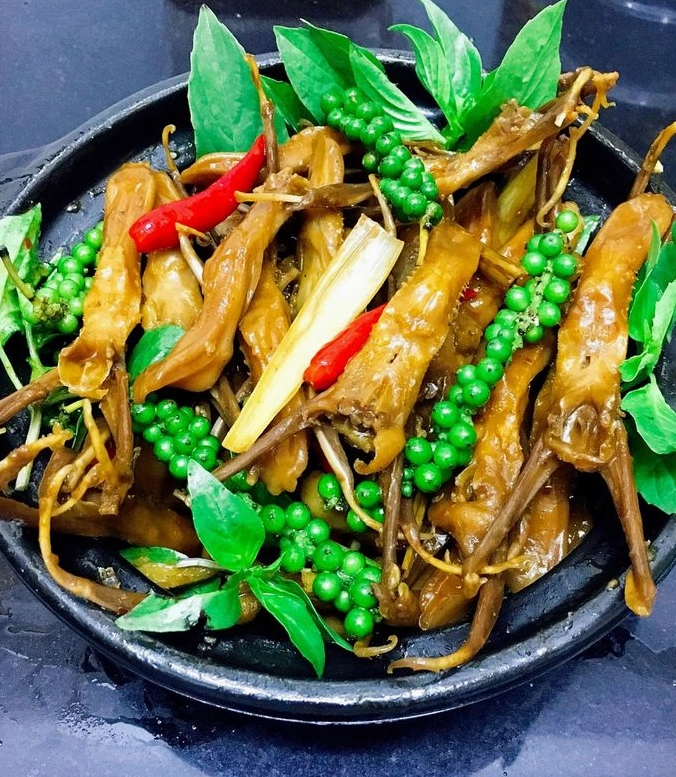 Om lưỡi vịt trong thố đất với nước sốt đậm đà sánh kẹo