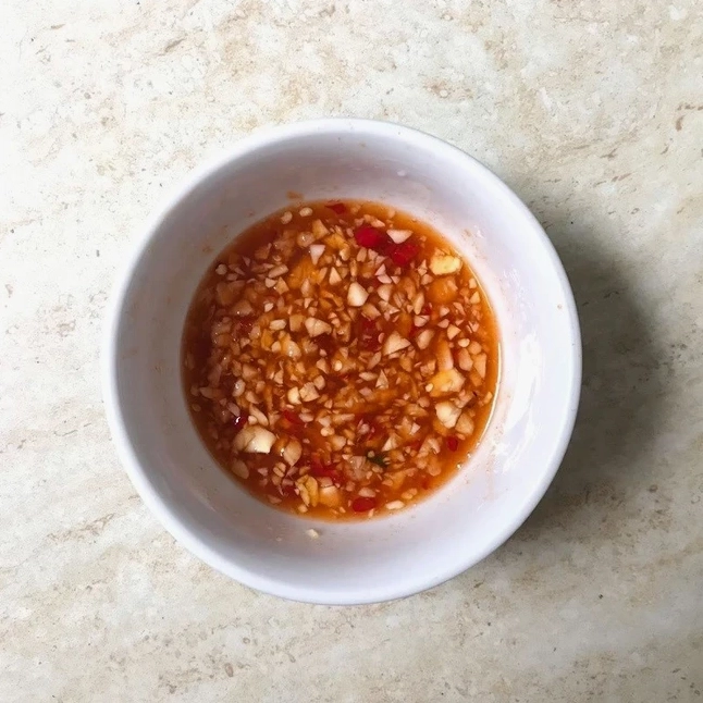 Pha chế hỗn hợp nước mắm đường tỏi ớt đậm đà