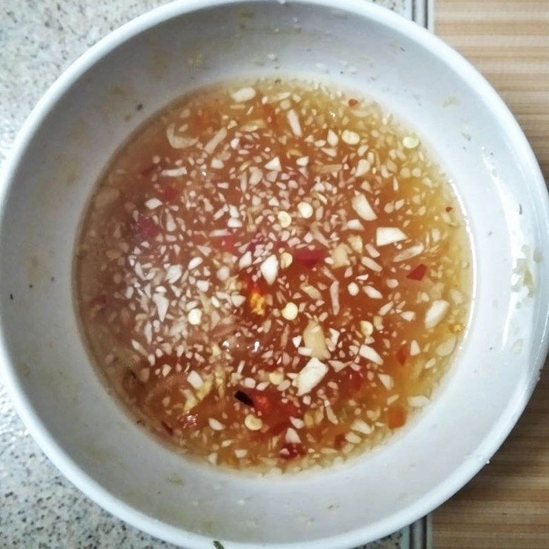 Pha chén nước mắm chua ngọt tỏi ớt đậm đà để trộn gỏi khổ qua