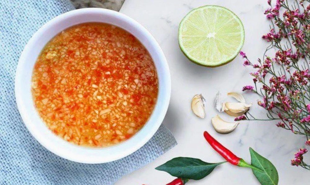 Pha nước chấm chua ngọt tỏi ớt ăn kèm rau muống luộc