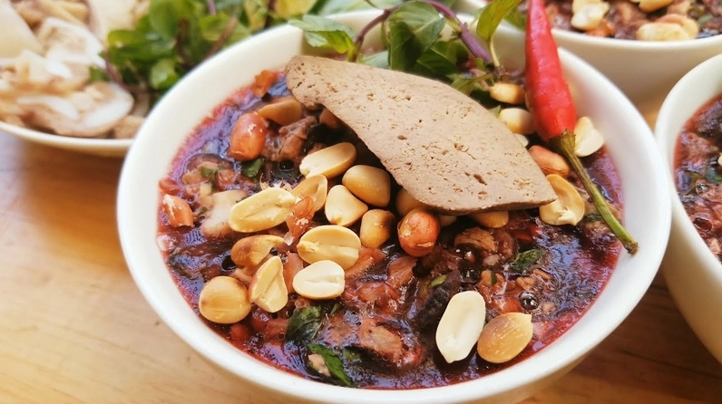 Phần nhân tiết canh vịt được băm nhỏ đều tay