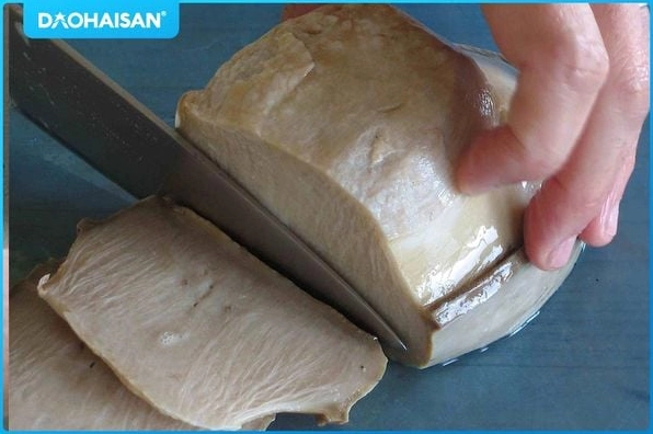 Phần ruột bào ngư màu xanh đen cần được loại bỏ