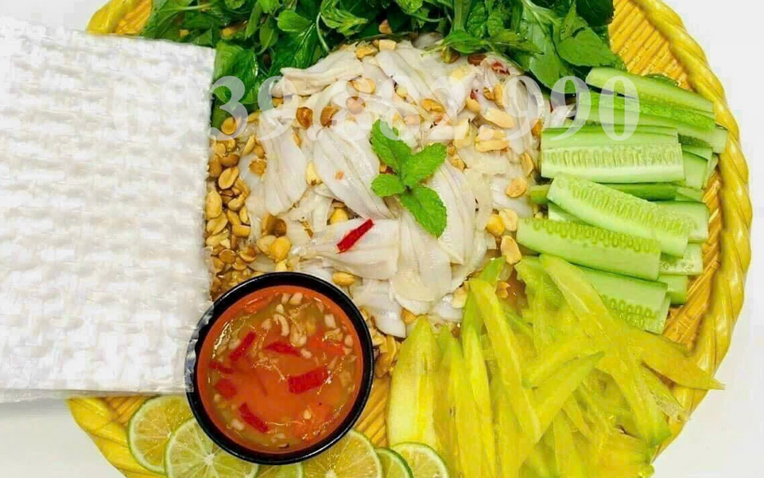 Phần thịt cá mai trắng ngần được trộn đều cùng các loại gia vị và rau thơm
