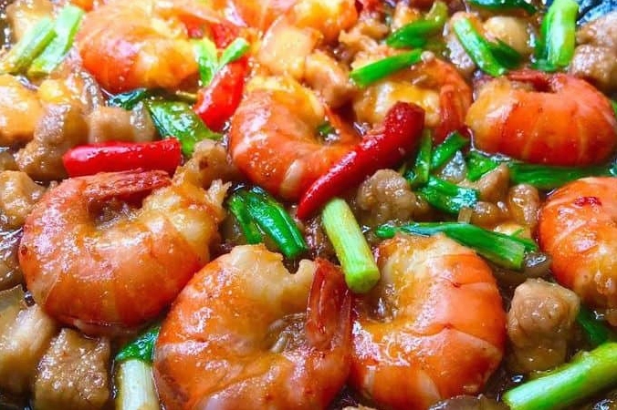Phần tôm tươi và thịt băm đã được chuẩn bị sẵn sàng cho món ăn