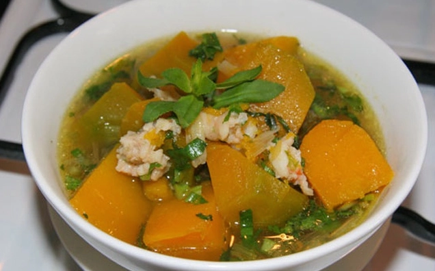 Phi thơm hành tím rồi cho tôm vào xào sơ để thịt tôm săn lại