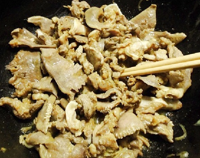 Phi thơm hành tỏi sả rồi cho lưỡi heo vào đảo nhanh tay trên lửa lớn
