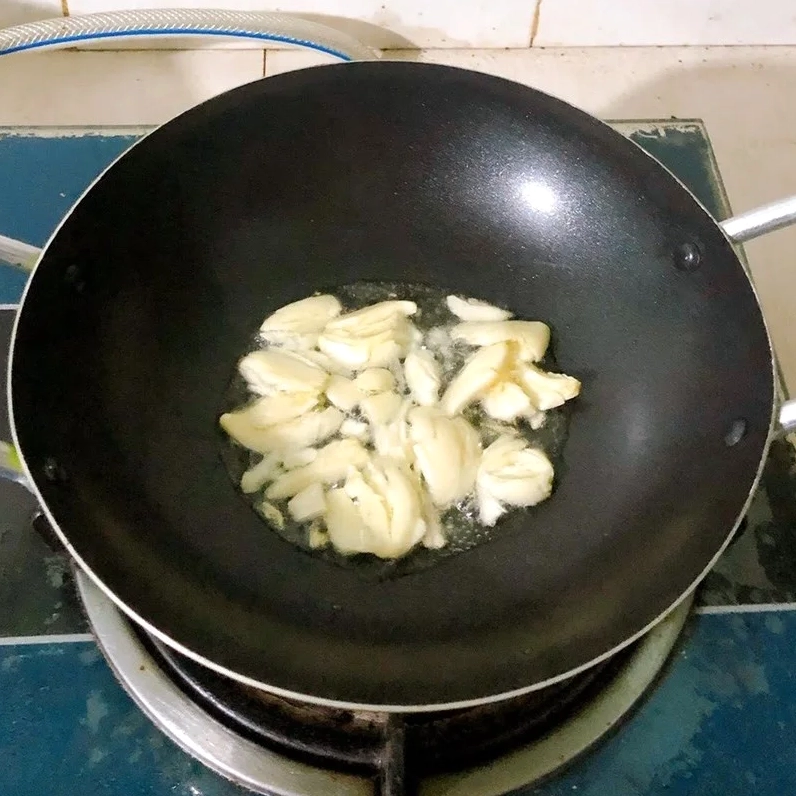 Phi thơm tỏi vàng đều trên chảo dầu nóng cho món xào hoa thiên lý