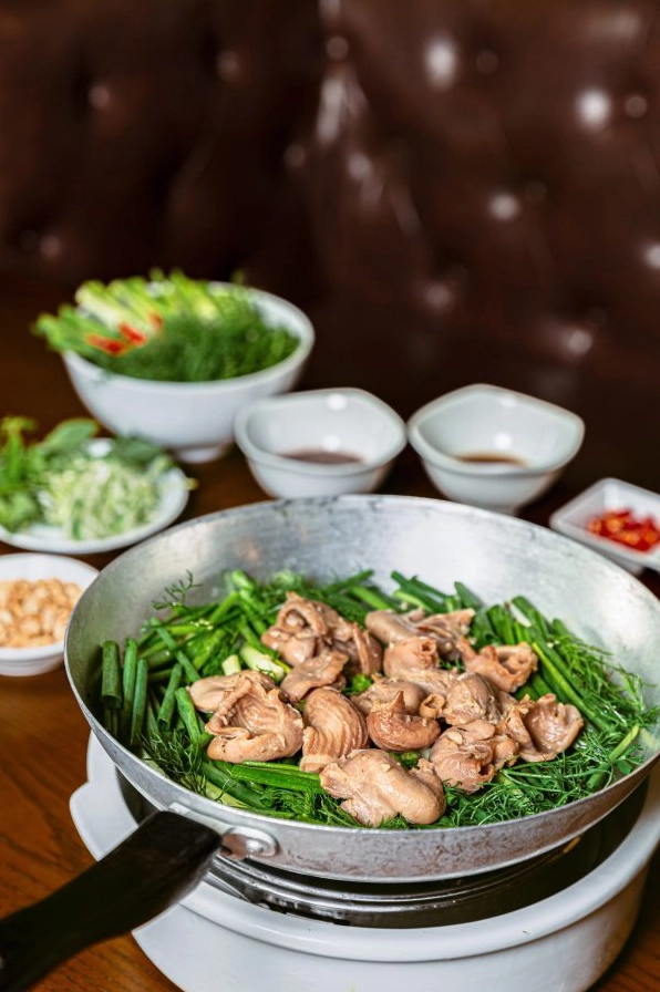 Quá trình bóp muối hột và giấm chanh làm sạch bao tử cá basa