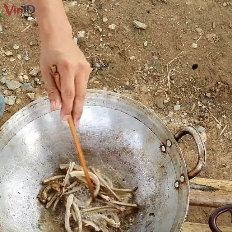 Quá trình chế biến chẻo chấm gỏi cá nhệch với màu sắc vàng ươm bắt mắt