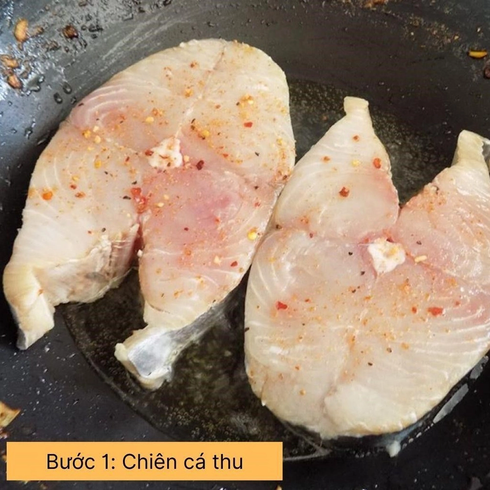 Quá trình chiên vàng đều hai mặt lát cá thu