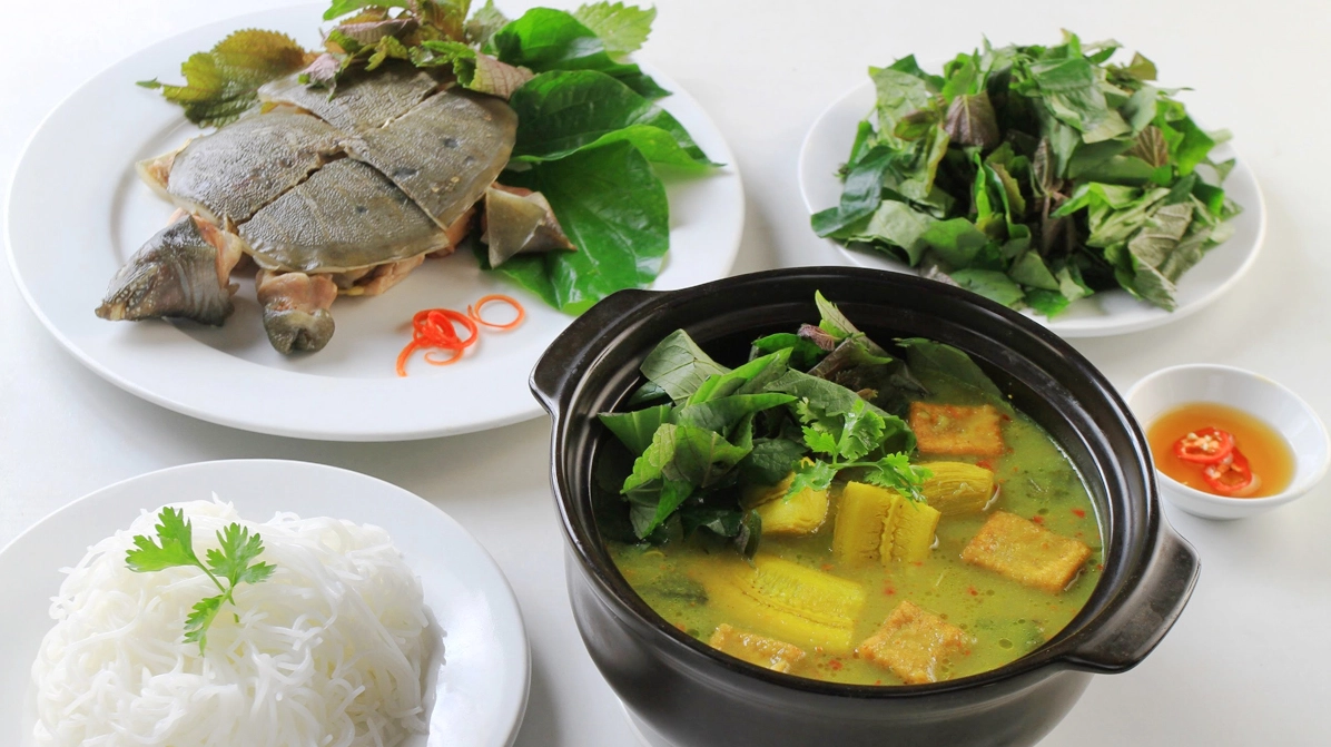 Quá trình đảo đều thịt ba ba xào lăn trên chảo nóng với lửa lớn