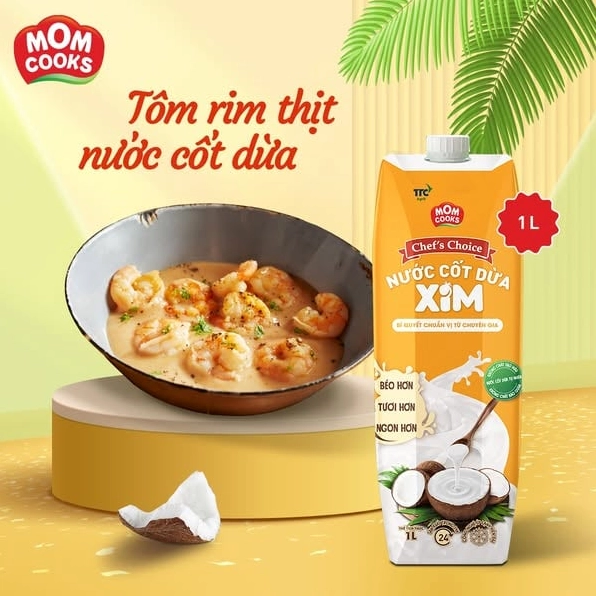 Quá trình đảo đều tôm và thịt trên chảo với các loại gia vị nêm nếm