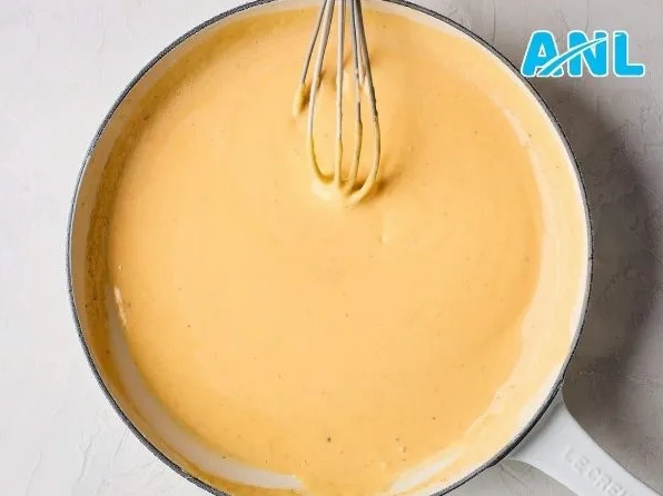 Quá trình đun chảy bơ và khuấy đều hỗn hợp xốt phô mai trên chảo