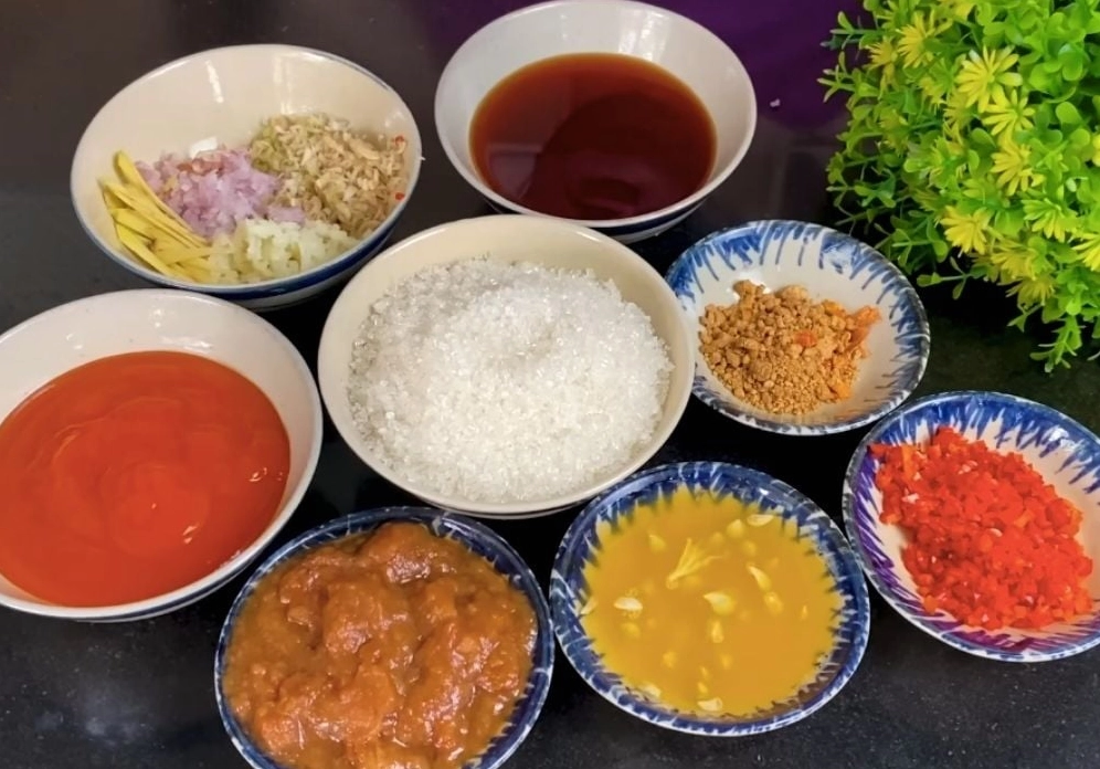 Quá trình đun hỗn hợp nước sốt Thái trên bếp để tạo độ sánh mịn