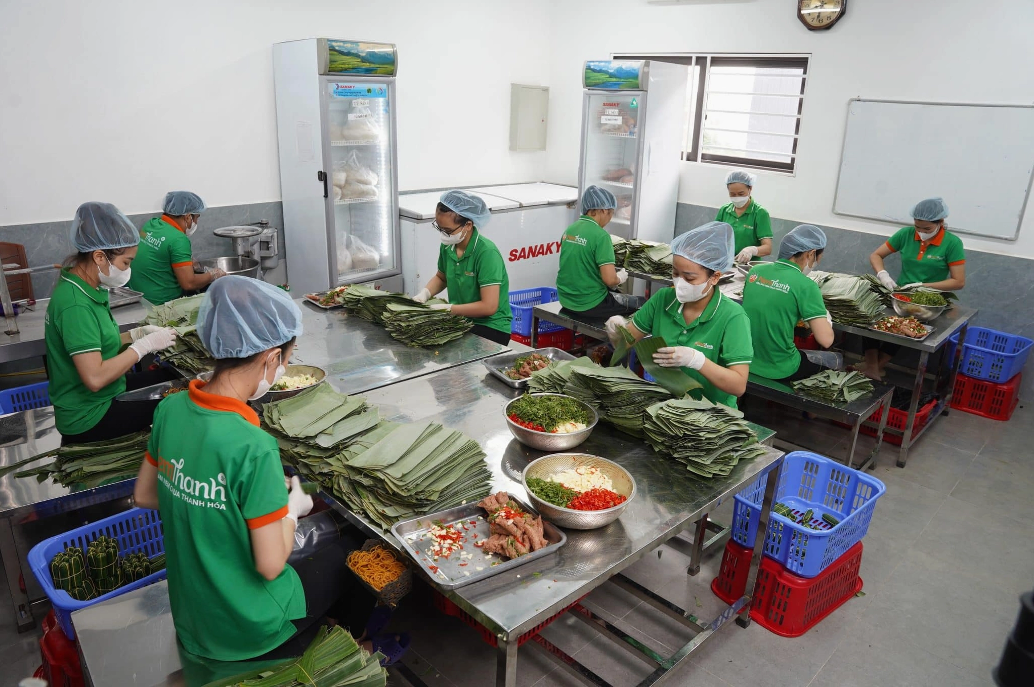 Quá trình gói nem chua cẩn thận bằng lá chuối xanh