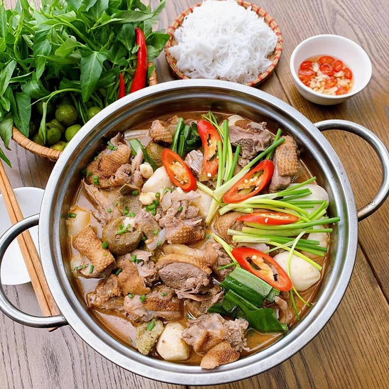 Quá trình nướng tảng thịt trên bếp than hoa rực hồng