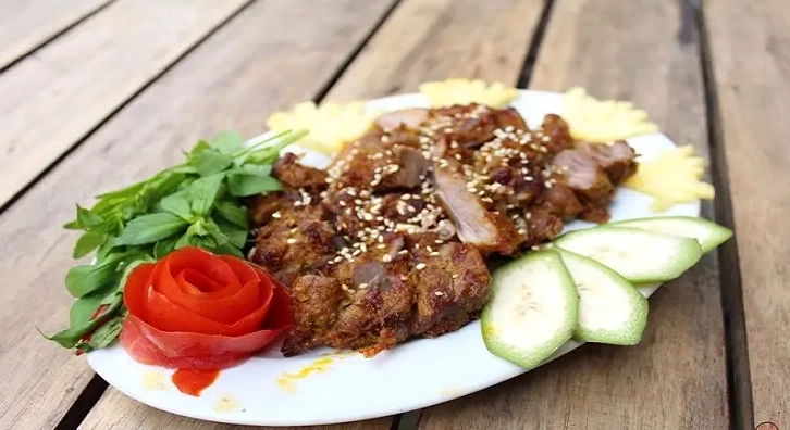Quá trình nướng thịt dê và rau củ chín vàng đều tỏa mùi thơm