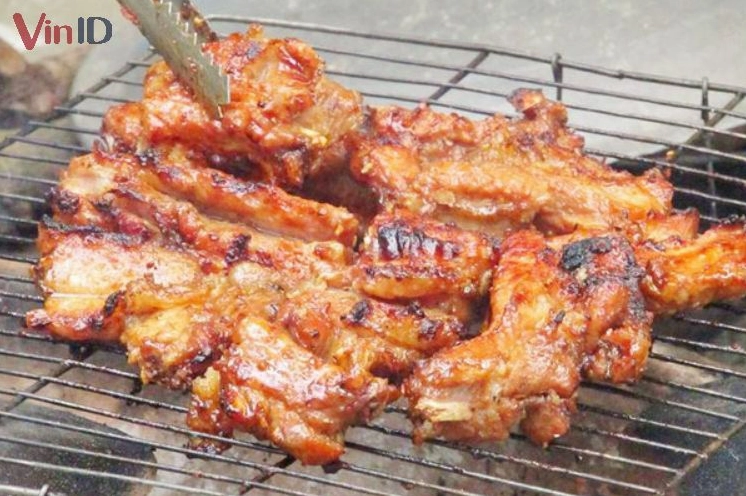 Quá trình nướng thịt sườn trên bếp than hoa tỏa khói thơm lừng