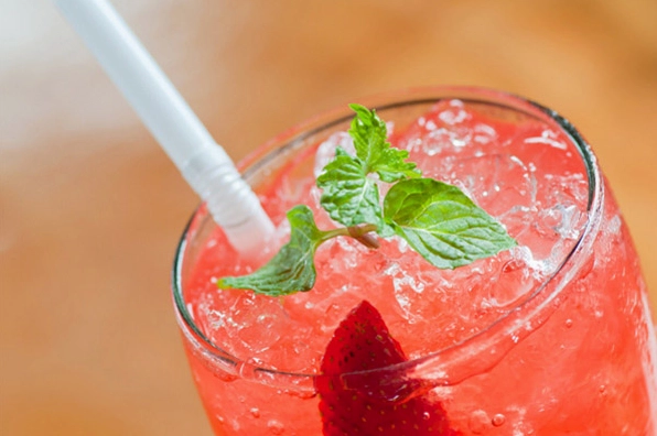 Quá trình rót soda vào ly tạo hiệu ứng sủi bọt đẹp mắt