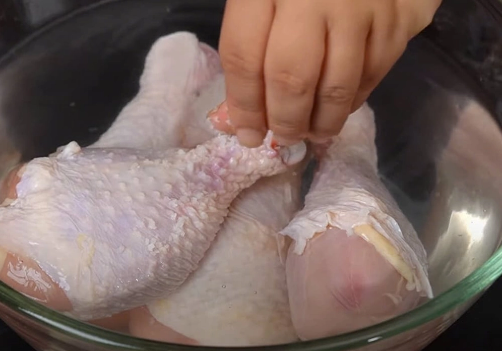 Quá trình rửa sạch đùi gà cẩn thận