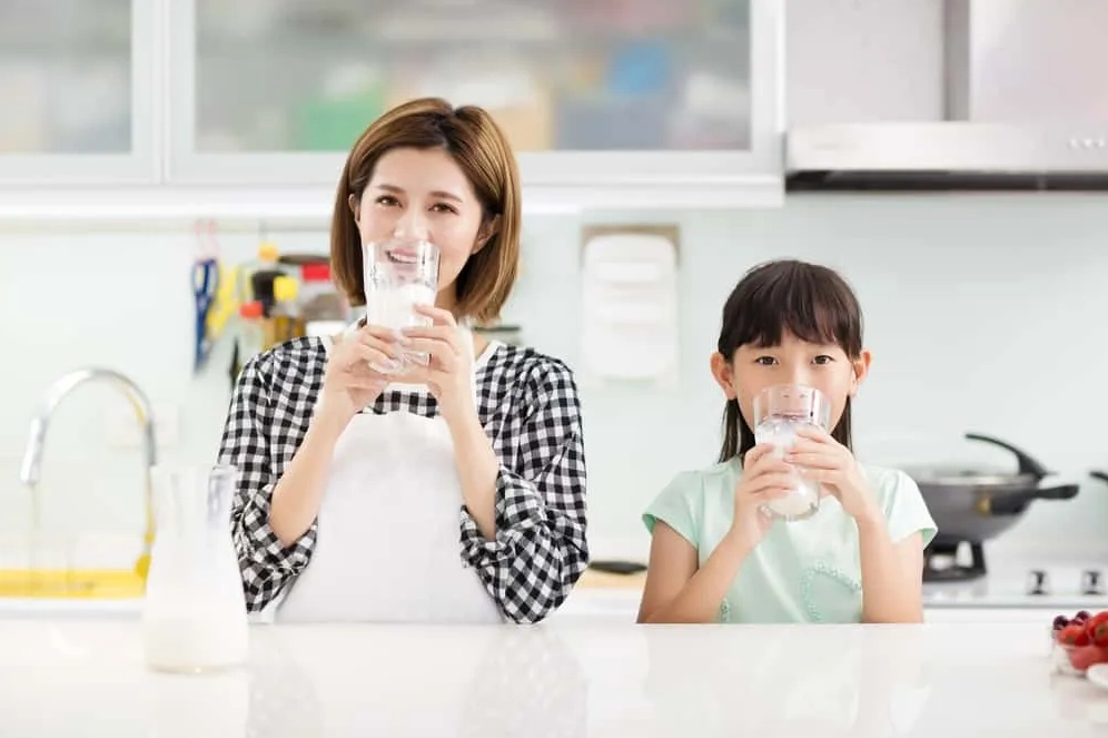 Quá trình sơ chế và ngâm hạt đậu phộng trước khi xay