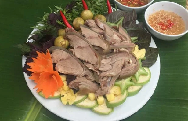 Quá trình sơ chế và thui qua thịt dê