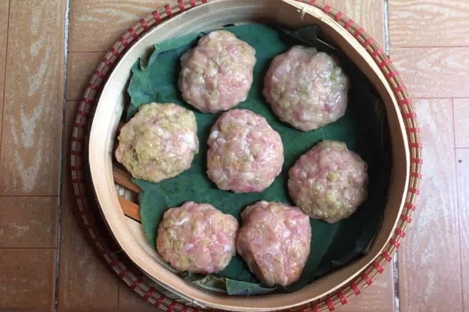 Quá trình tạo hình chả cốm từ cốm tươi và thịt băm