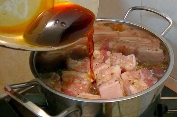 Quá trình thắng nước màu đường để kho thịt