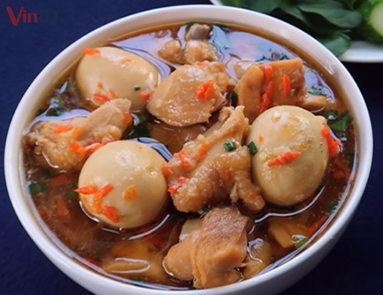 Quá trình ướp gia vị cẩn thận giúp những miếng thịt gà săn chắc và thấm đẫm hương vị mặn ngọt hài hòa