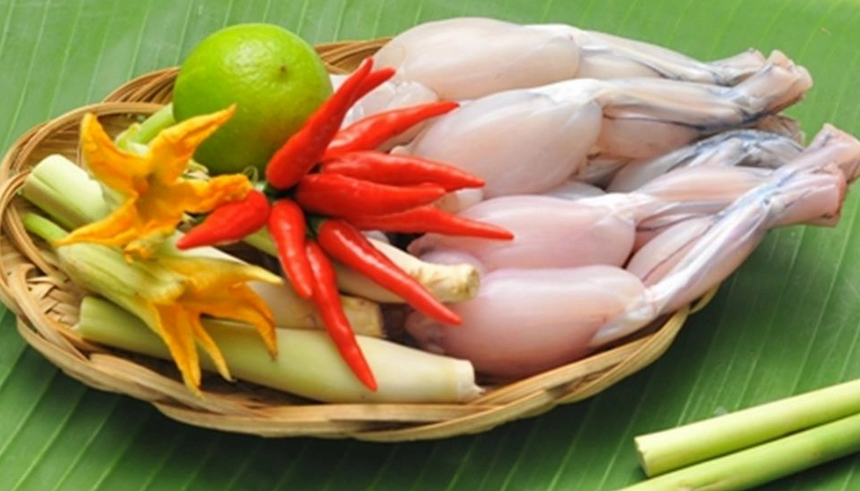 Quá trình ướp thịt với gia vị và sả ớt