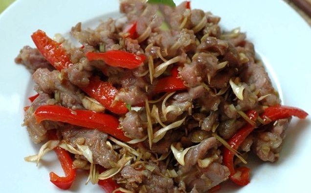Quá trình xào ruột dê trên chảo nóng tỏa hương thơm lừng