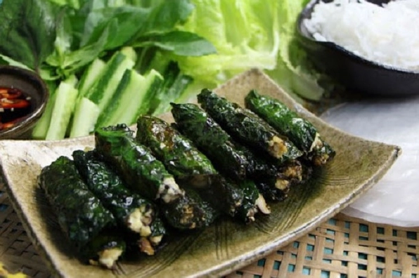 Quá trình xào thịt rắn trên chảo với ngọn lửa lớn