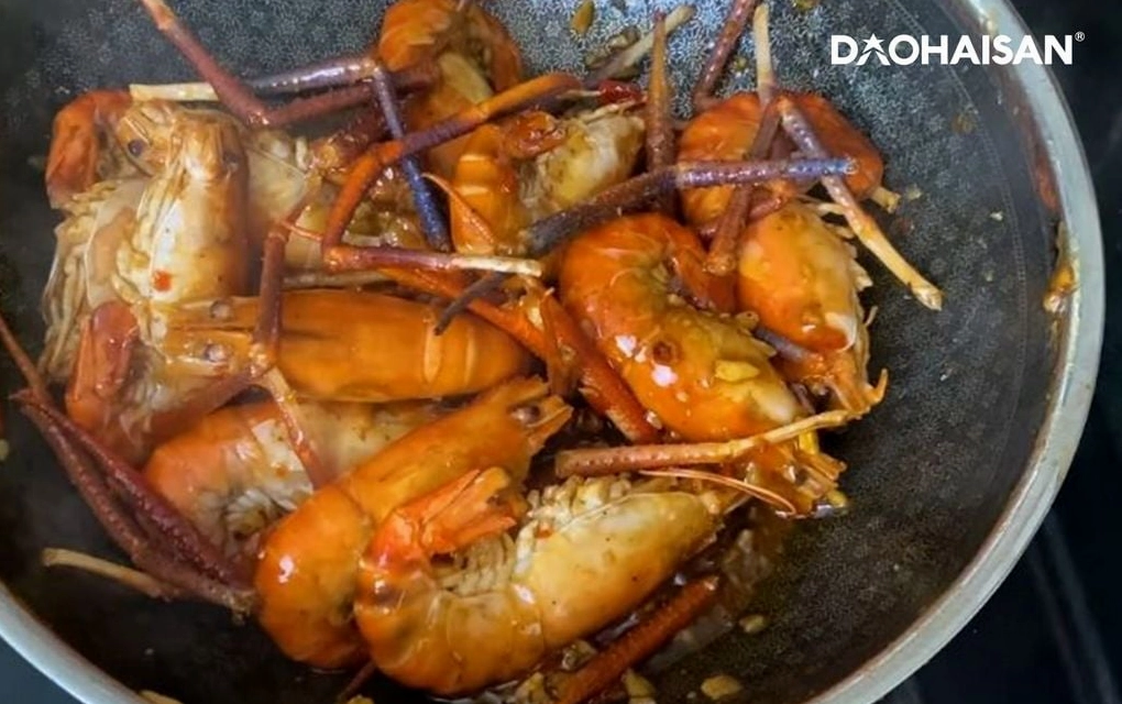 Quá trình xào tôm với xốt me hấp dẫn