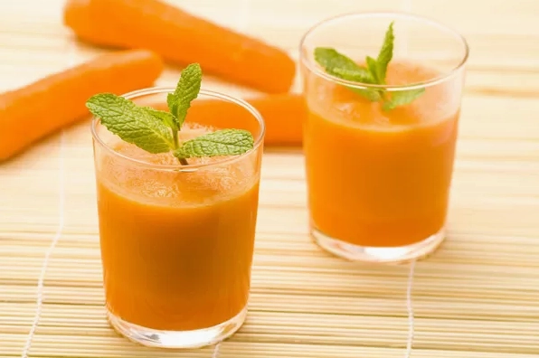 Quá trình xay nhuyễn cà rốt cùng các nguyên liệu bằng máy xay sinh tố