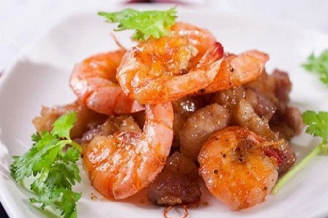 Rang thịt ba chỉ heo và tôm trên chảo cho cháy cạnh xém vàng