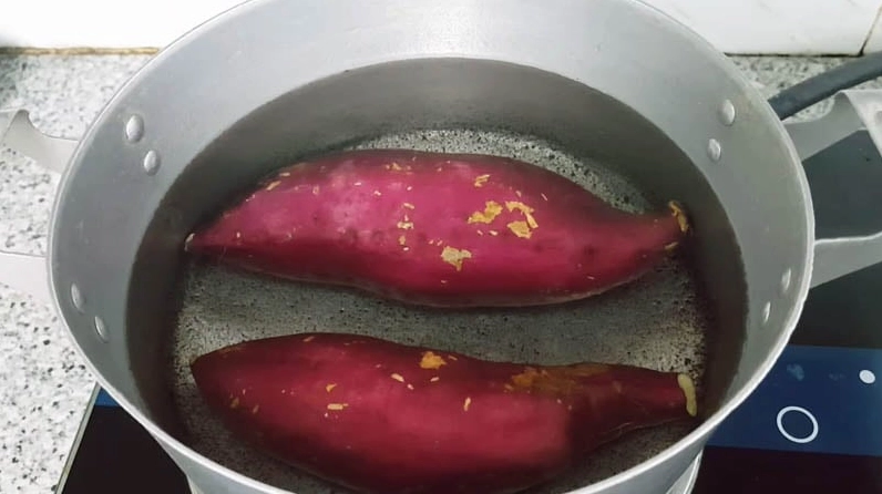 Rổ khoai lang luộc chín mềm bốc khói nghi ngút vô cùng hấp dẫn