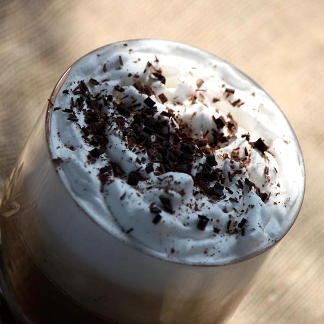 Rót sữa tươi nóng vào ly cacao đã được hòa tan sẵn