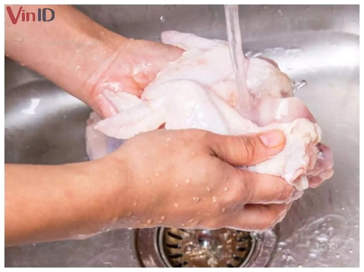 Rửa gà với nước sạch và khử mùi