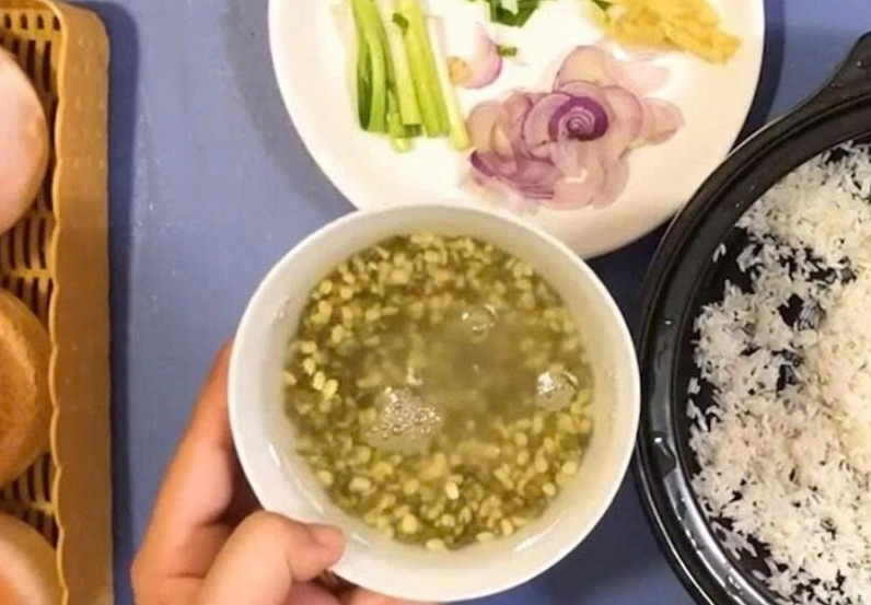 Rửa sạch đậu xanh rồi ngâm trong nước