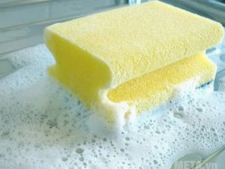 Rửa sạch đĩa xoay bằng nước rửa chén thông thường